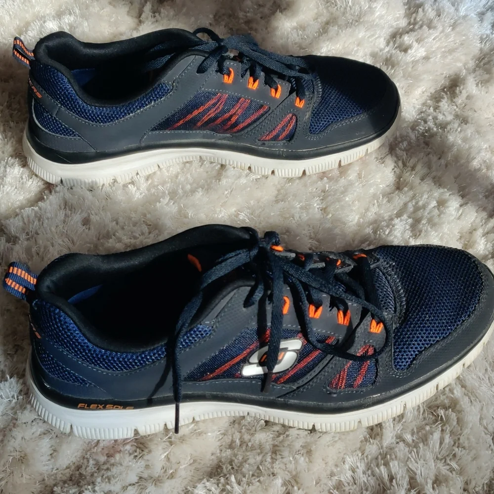EUC Men's Sketchers Lightweight tennis shoes